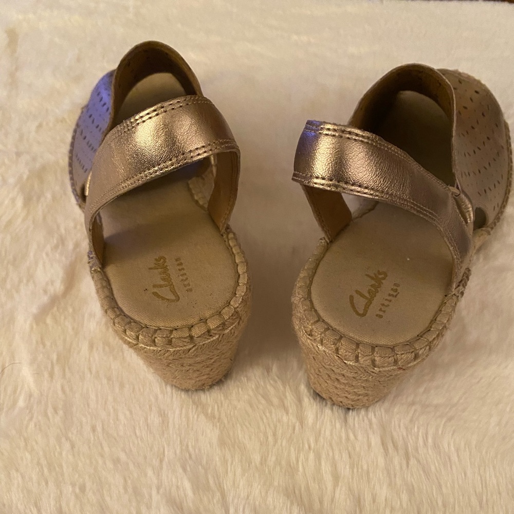 Gold leather wedge heeled espadrilles. - Picture 4 of 7